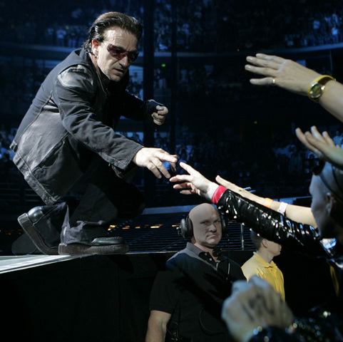 u2 vertigo tour support acts